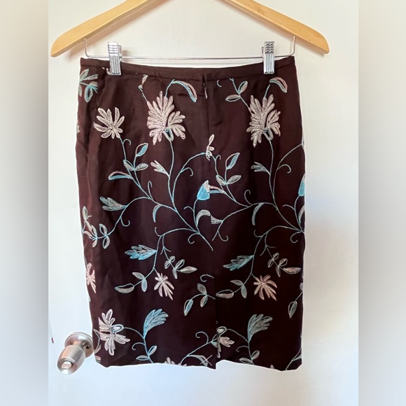NWT- Ann Taylor Loft Brown Linen Pencil Skirt w Floral Embroidery in Size 6 - Picture 2 of 14